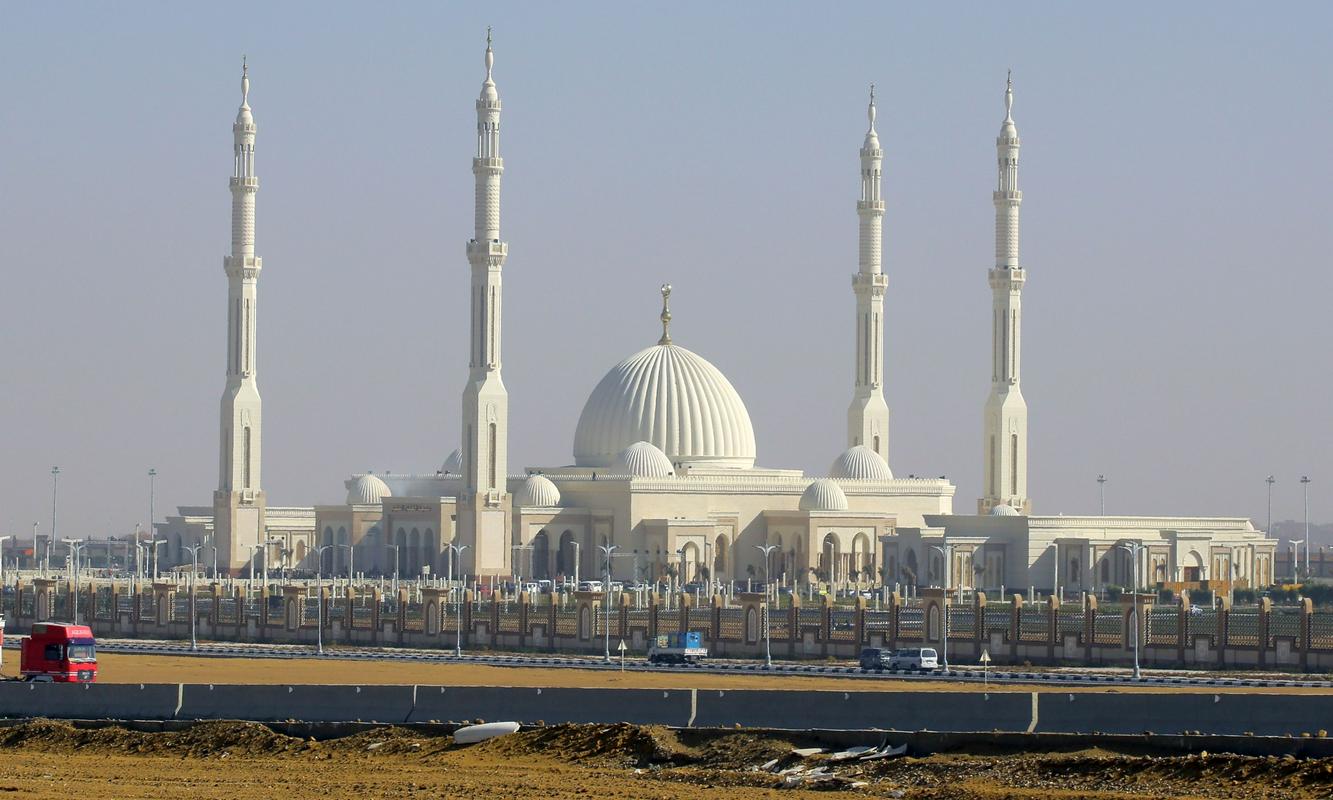 Mošeja Al Fatah Al Alim je bila zgrajena v vsega 15 mesecih, gradili pa so jo izključno domači delavci. Štirje minareti so visoki 95 metrov. Foto: EPA