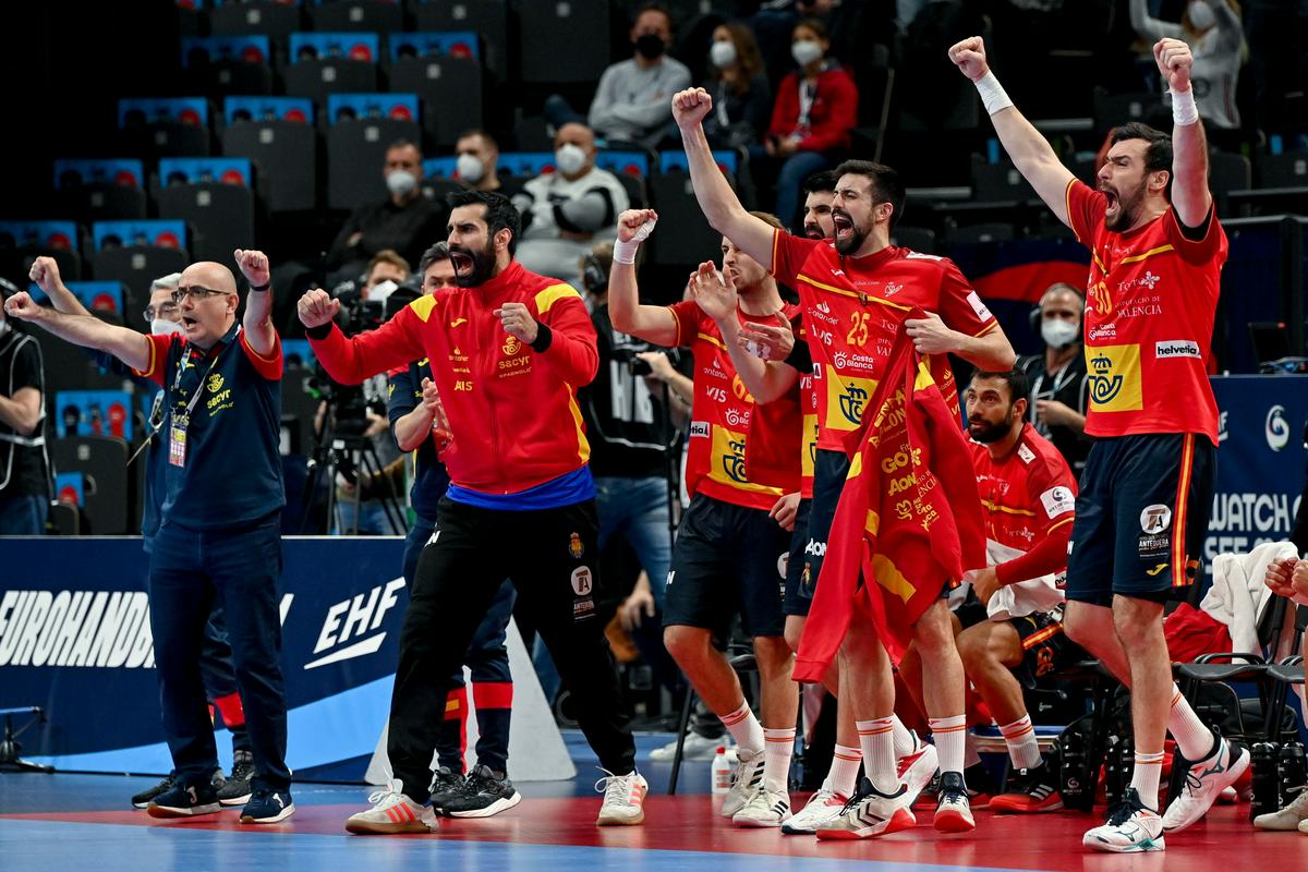Španski rokometaši bodo v nedeljo naskakovali tretji zaporedni naslov evropskega prvaka, potem ko so zlato medaljo osvojili tako leta 2018 kot leta 2020. Foto: EPA