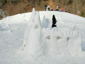 Gradove kralja Matjaža letos iz snega gradila le peščica najzvestejših "gradbincev"