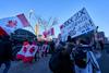 Središče Ottawe tudi v nedeljo preplavili protestniki proti cepljenju 