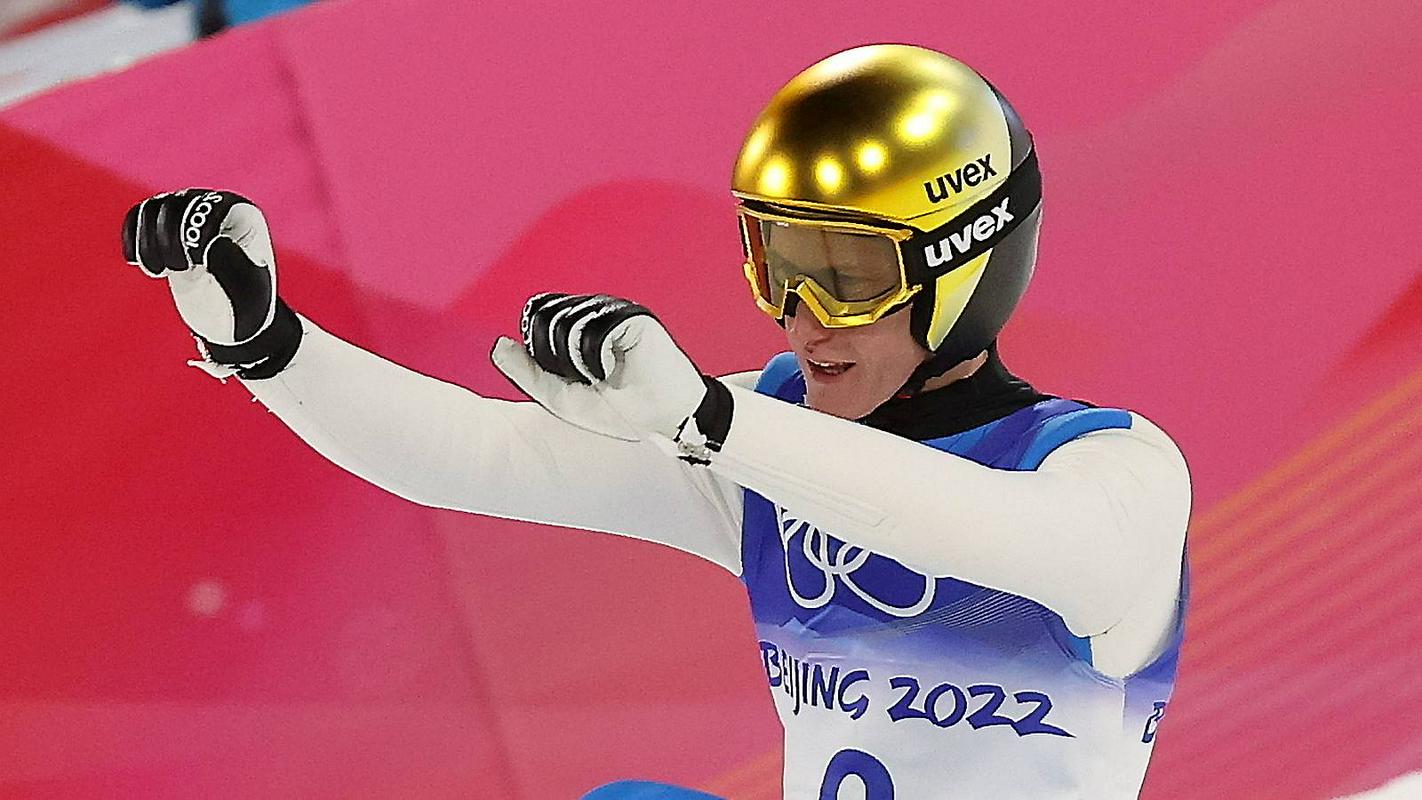 Peter Prevc je dopolnil komplet medalj z olimpijskih iger. Po bronu in srebru iz Sočija je dodal še zlato v Pekingu. Foto: EPA