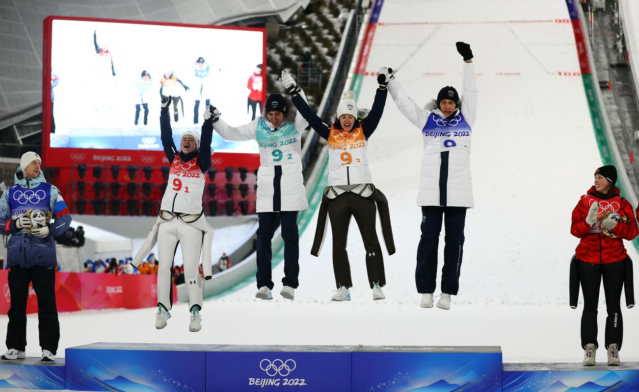 Zmagoviti skok zlatega kvarteta na najvišjo olimpijsko stopničko. Foto: Reuters