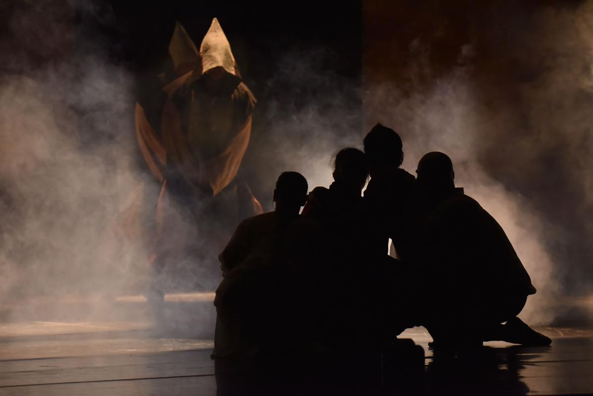 Za gledališko-plesno uprizoritev Prešernove pesnitve je poskrbelo Gledališče Koper v režiji Katje Pegan. Foto: BoBo