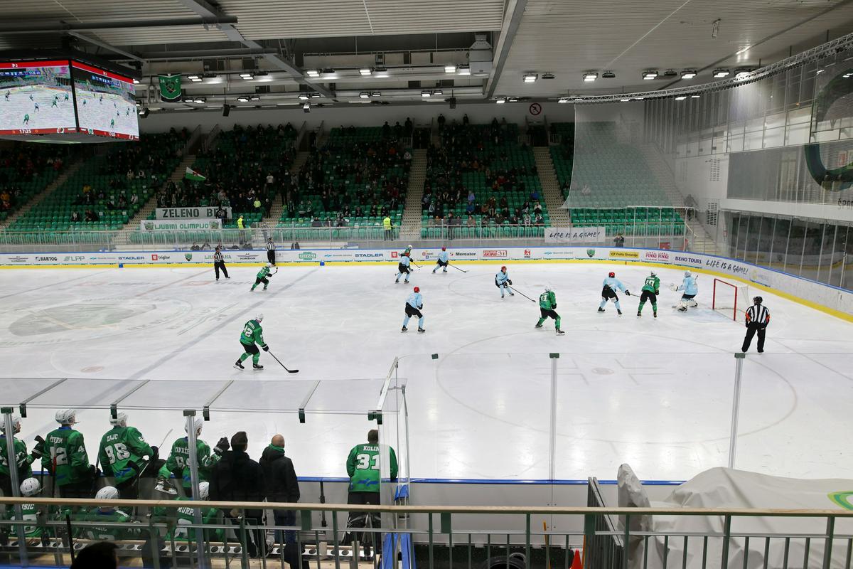 Tivoli was the most crowded this season on January 10, when Olimpija beat Jesenice 4:0 in the final of the national championship.  2800 spectators gathered.  In the IceHL, the Dragons rank last in attendance, averaging just 940 spectators per game.  Vienna leads (3,906 viewers on average), and Asiago (1,437) is second to last.  Photo: www.alesfevzer.com