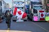 Trudeau zahteva konec protestov, konvoj tovornjakarjev tudi na Novi Zelandiji