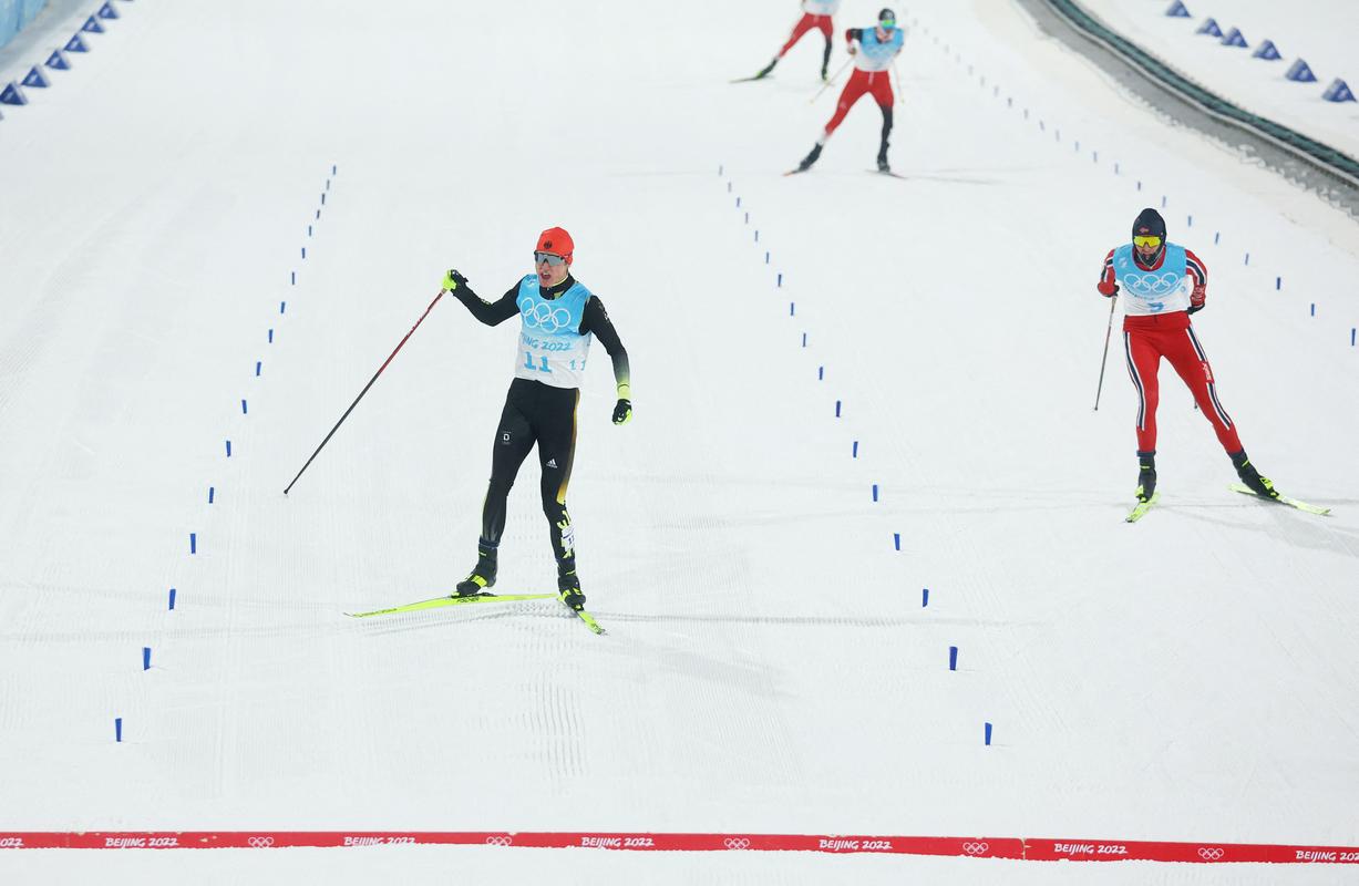 Vinzenz Geiger je z izjemnim pospeškom prišel do svoje druge zlate olimpijske medalje. Pred štirimi leti je bil zlat z nemško ekipo. Foto: Reuters