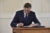 Pahor podpisal odlok o razpisu volitev in razložil, komu bo podelil mandat za sestavo vlade