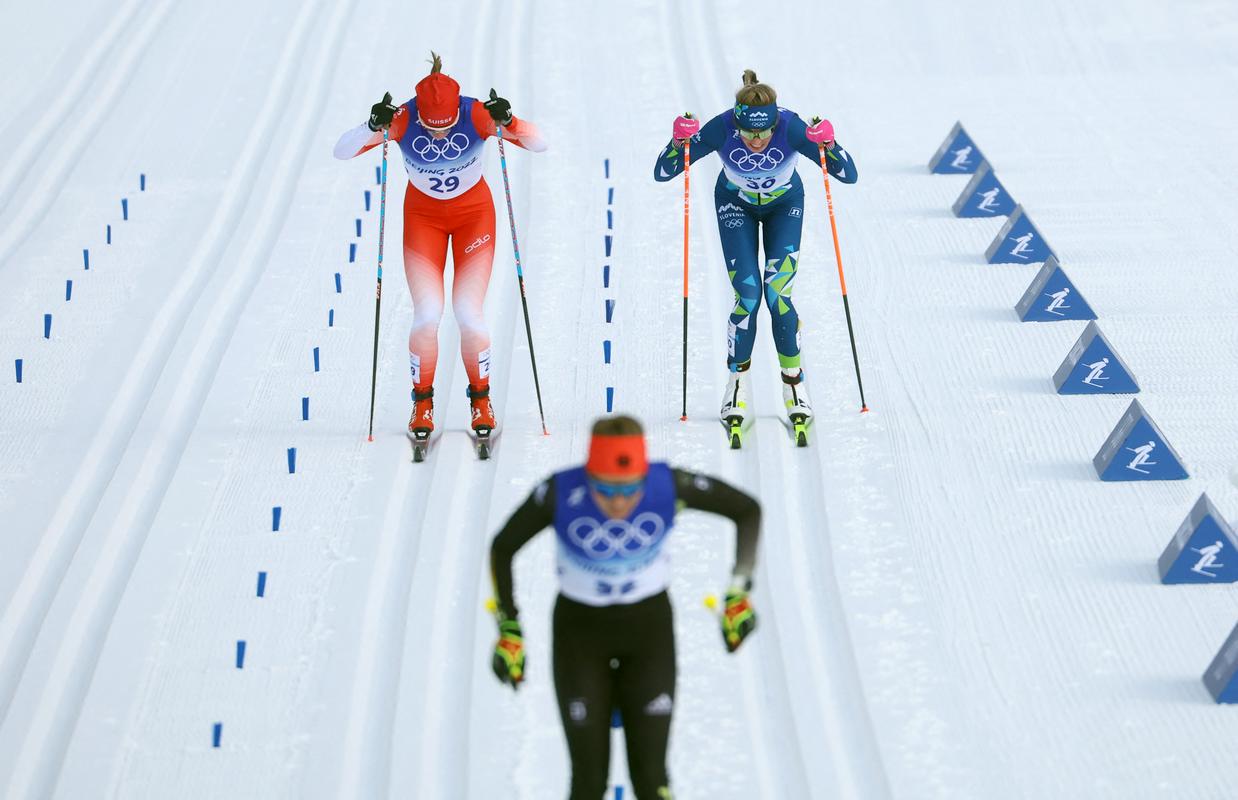 Anamarija Lampič (desno zgoraj) je v klasičnem koraku na 10 km izpolnila cilj. Foto: Reuters