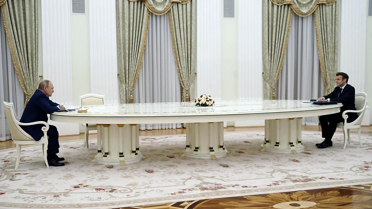 Nekateri menijo, da je ruski predsednik Vladimir Putin z dolgo pogajalsko mizo, za katero je sedel francoski predsednik Emmanuel Macron, namignil tudi na ohladitev odnosov med Rusijo in Evropo. Foto: EPA