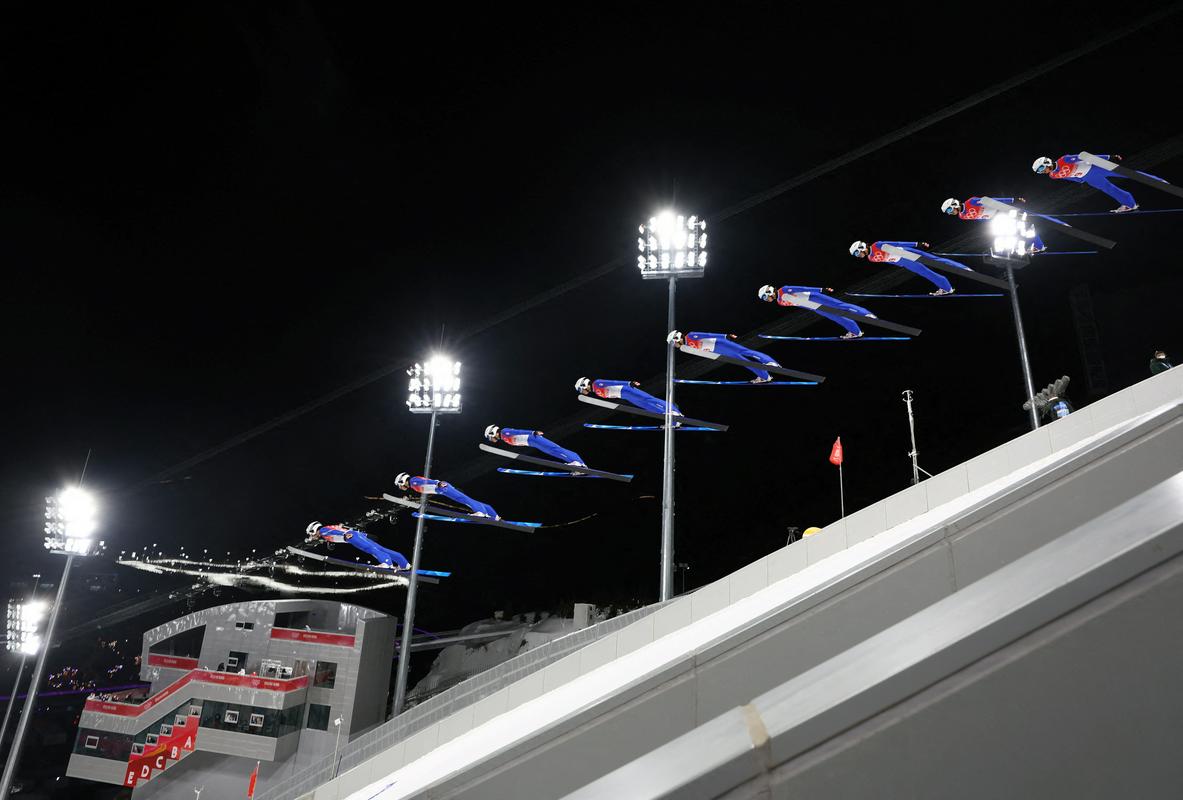 Smučarski skoki so slovenska paradna disciplina v Pekingu 2022. A na veliko skakalnico so se preselili le skakalci, ki jih je v soboto čakala posamična tekma, v ponedeljek pa je na sporedu še ekipna tekma. Foto: Reuters