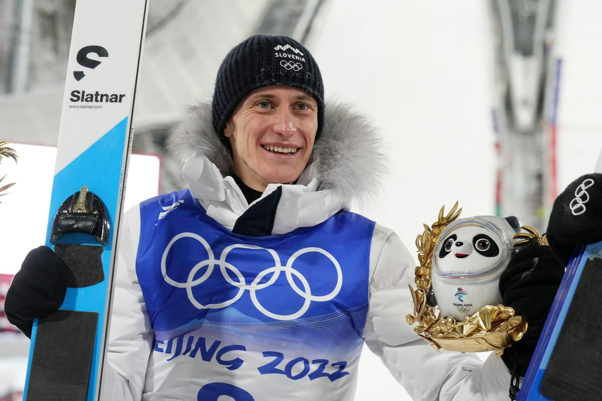 Peter Prevc se v domovino vrača z zlato in srebrno medaljo ter dvema pandama, ki jih dobijo dobitniki kolajn 24. zimskih olimpijskih iger. Foto: www.alesfevzer.com