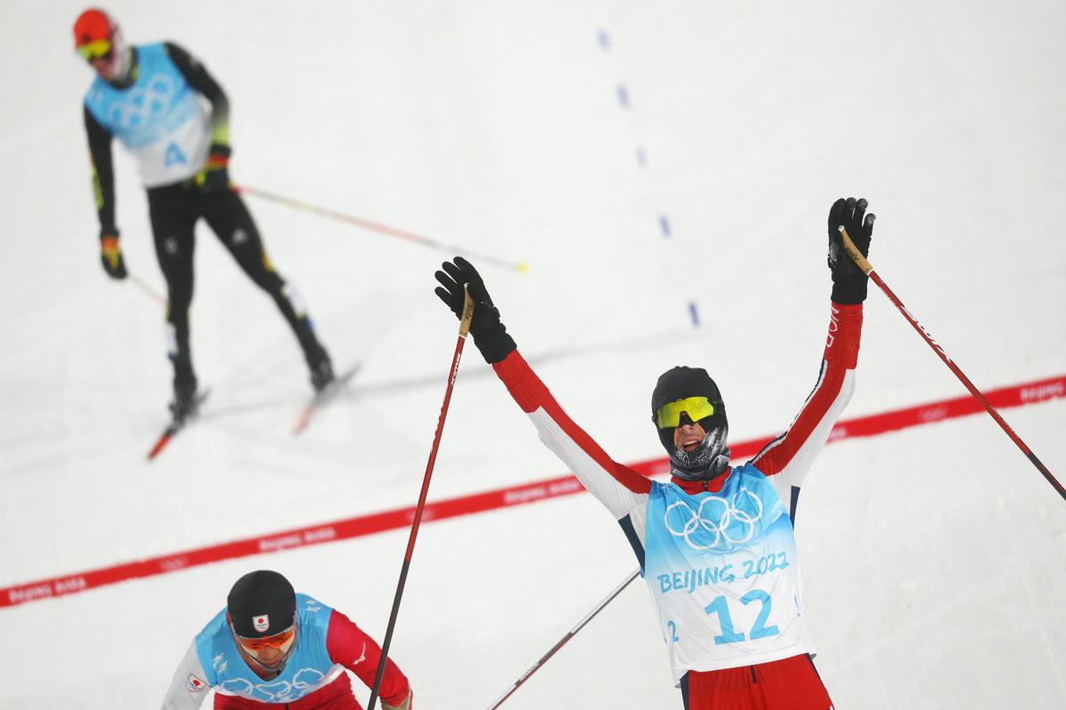 Jørgen Graabak je po skoku za vodilnim rojakom Magnusom Riiberjem zaostajal kar za dve minuti in sedem sekund, a nato se je v teku z 12. mesta prebil vse do zlate olimpijske medalje. Foto: Reuters