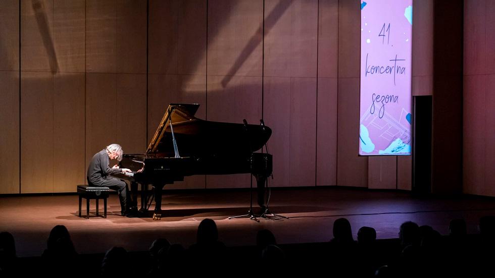 Na zadnjem koncertu cikla Same mogočne skladbe bo z Orkestrom Slovenske filharmonije prvič po izjemnem uspehu leta 2021 na Chopinovem pianističnem tekmovanju v Varšavi nastopil Alexander Gadjiev. Foto: Kulturni dom Nova Gorica
