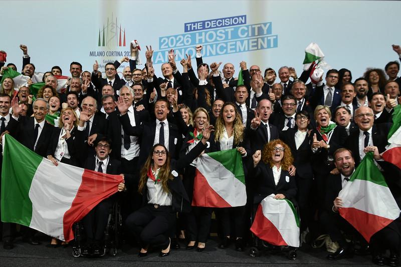 Zmagovalna kandidatura Milana in Cortine za organizacijo iger leta 2026 v Lozani junija leta 2019. V finalu so Italijani premagali švedsko zimskošportno središče Are. Foto: EPA