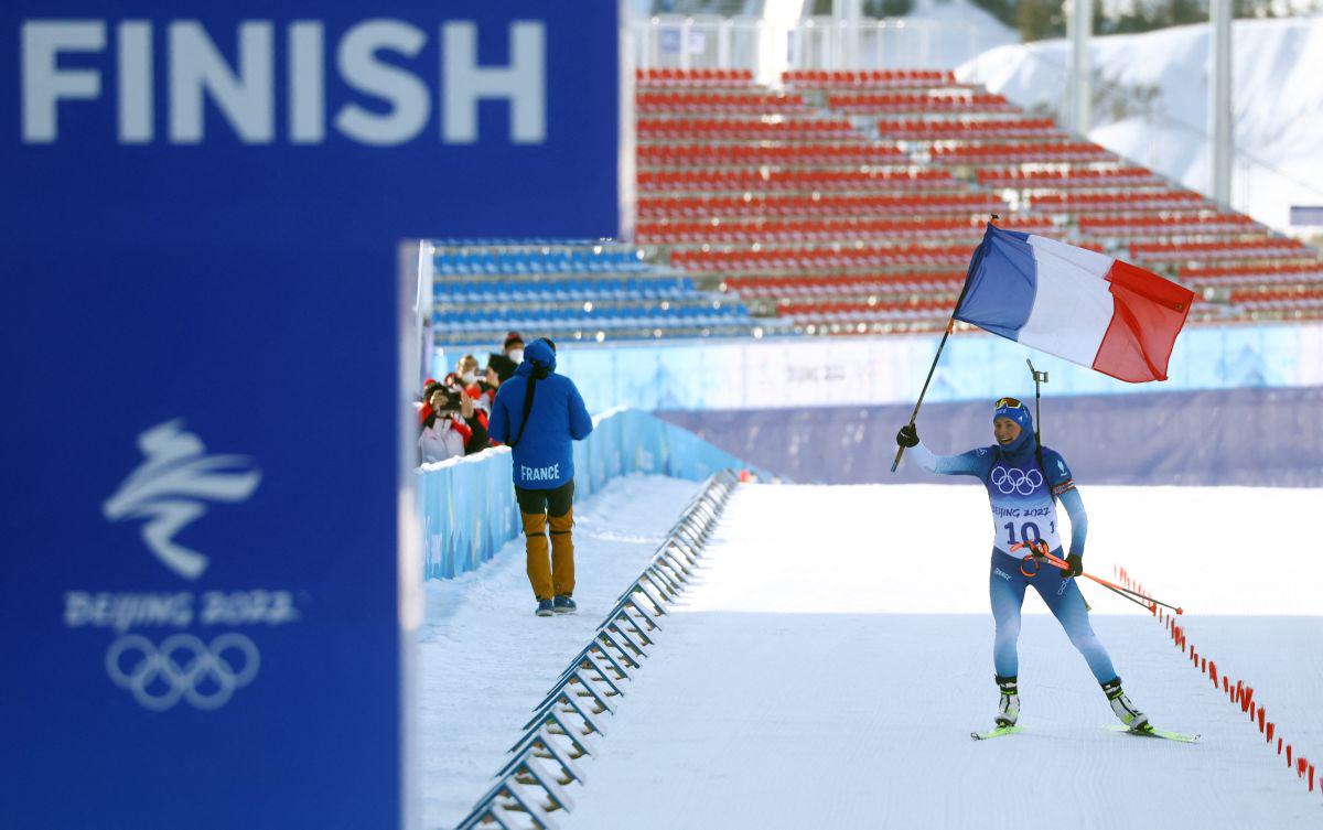 25-letna Justine Braisaz Bouchet je dočakala svoj trenutek olimpijske slave, osvojila je prvo posamično medaljo, in to kar zlato. Pred štirimi leti je bila bronasta v štafeti. Na preizkušnji s skupinskim startom je bilo po zadnjem streljanju že jasno, da je zlata medalja njena, tako da je lahko v zadnjem krogu proslavljala uspeh. Foto: Reuters