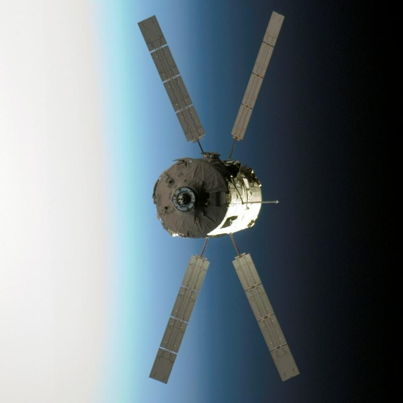 Nekdanja evropska vesoljska ladja ATV leta 2008 med približevanjem Mednarodni vesoljski postaji. Foto: Nasa