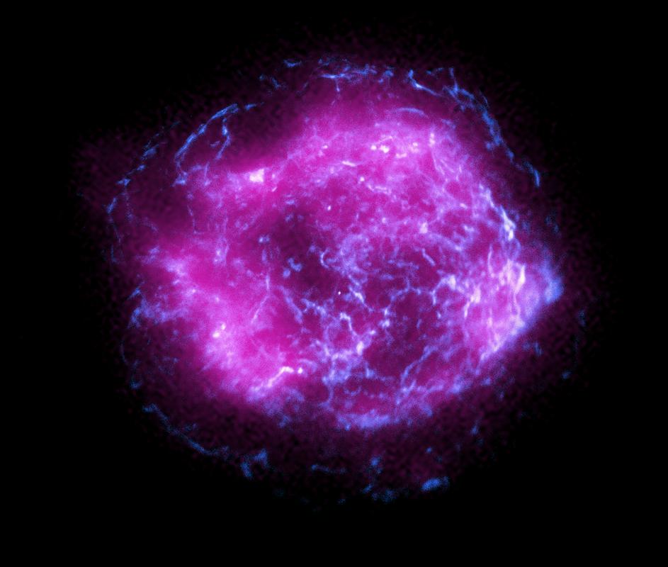 Kasiopeja A v rentgenski svetlobi. Posnetek je združeno delo Chandre in IXPE-ja. V sredini oblaka je gosto telo, ali nevtronska zvezda ali črna luknja. Foto: NASA/CXC/SAO/IXPE