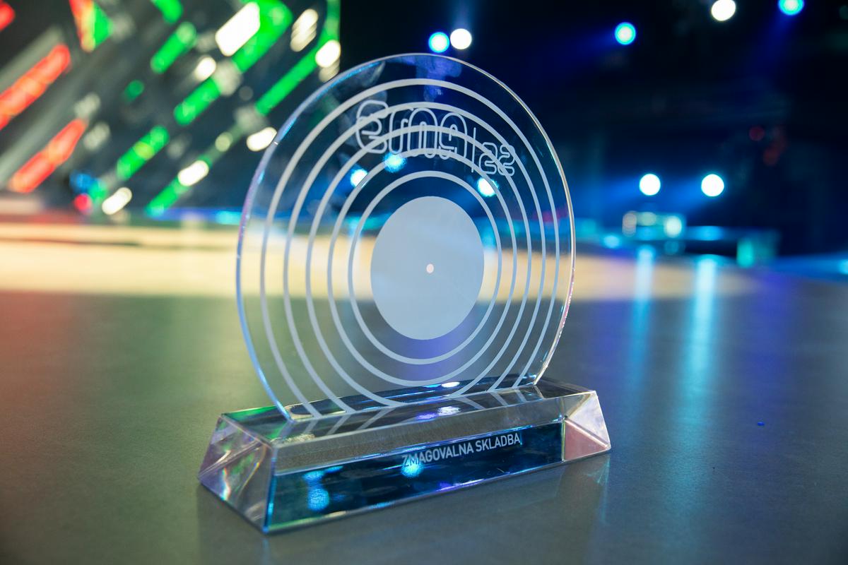 Nagrada za zmagovalca izbora EMA 2022,ki so jo izdelali v Steklarni Rogaška. Foto: Adrian Pregelj