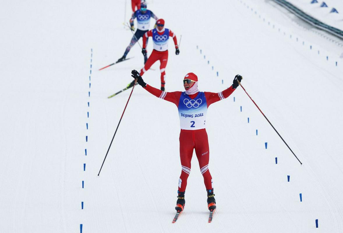 Ledeno hladen je bil Aleksander Boljšunov, ko je bilo treba tekmecem zadati zadnji udarec. Potem ko je bil na prestižnem tekaškem maratonu v Pjongčangu 2018 drugi, je bil tokrat najboljši, s čimer se je veselil že svoje devete olimpijske medalje, pete v Pekingu. Foto: Reuters