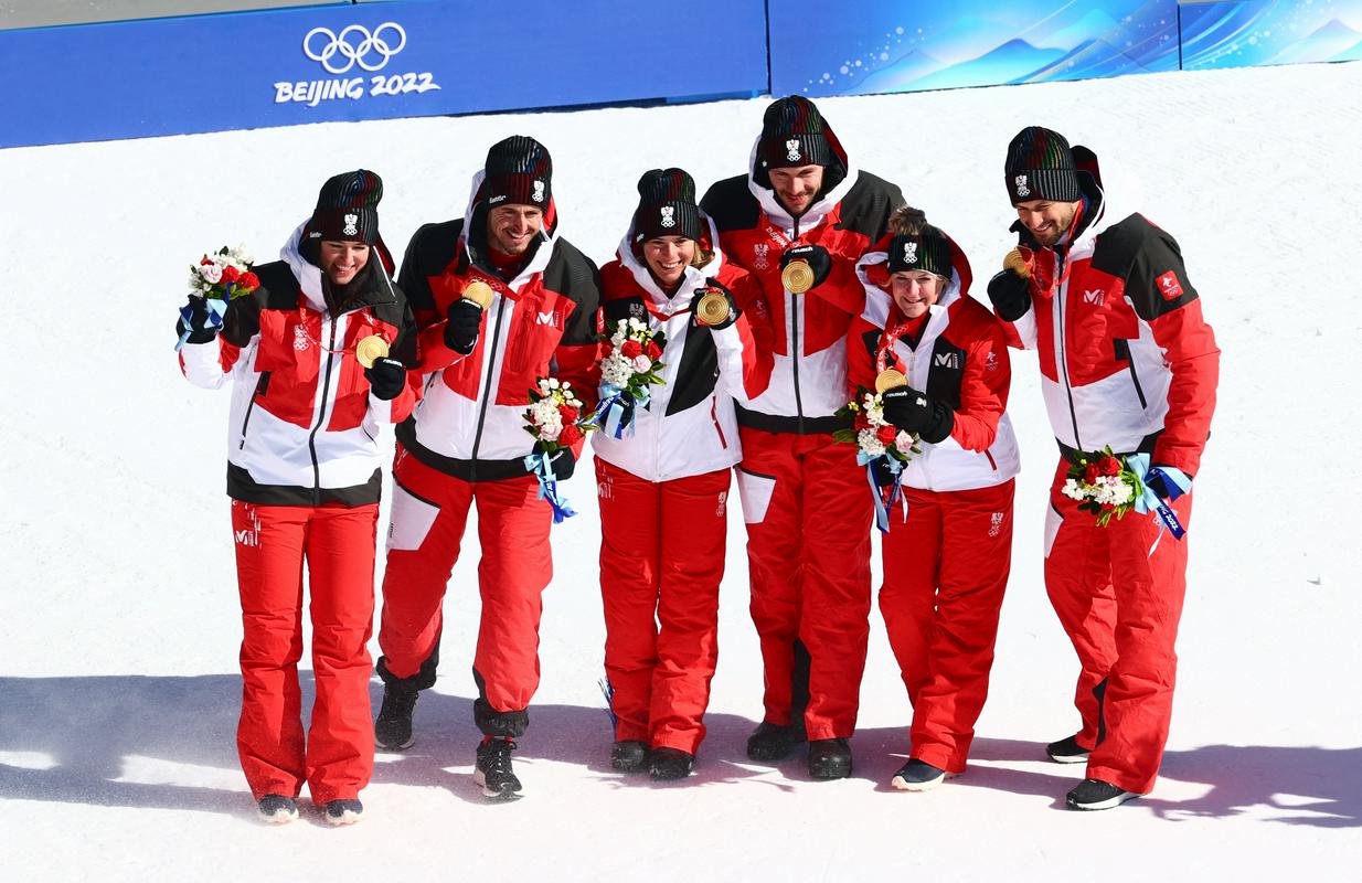Zadnja zlata medalja v alpskem smučanju v Pekingu je končala okoli vratu Avstrijcev. Foto: Reuters