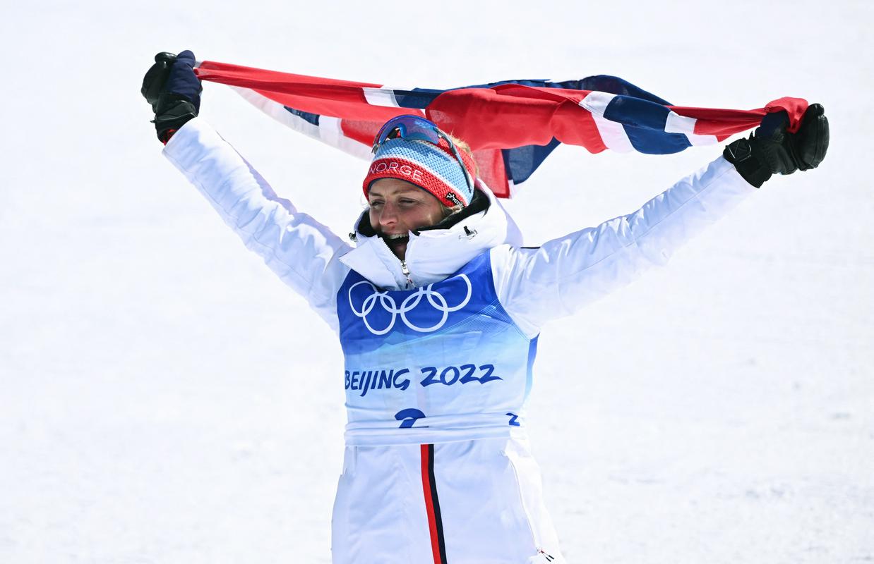 Therese Johaug je ena izmed petih športnikov, ki Kitajsko zapuščajo s tremi zlatimi kolajnami. Foto: Reuters