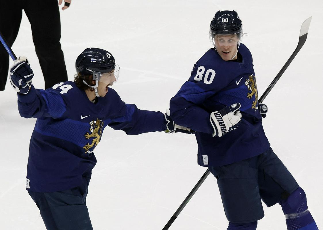 Hannes Björninen (levo s št. 24) je 26-letnik iz Lahtija, kjer je tudi hokejsko odrastel in se razvil pri finskem prvoligašu Pelicans, od te sezone pa vsestranski napadalec z Jokeritom igra v KHL-u. Foto: Reuters