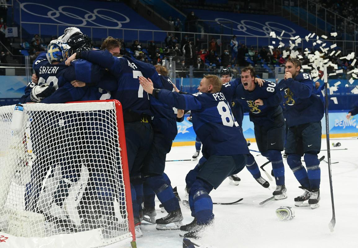 Finska slavi in bo slavila olimpijsko zlato v hokeju še dolgo, dolgo, če ne kar vse leto. Sodeč po slavjih ob naslovih svetovnih prvakov 1995, 2011 in 2019 se obetajo epski prizori proslavljanja z evropskega severa, kjer je hokej prvi šport v državi. Foto: Reuters