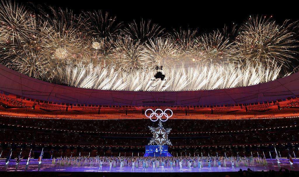 Z veličastnim ognjemetom so spustili zastor nad 24. zimske olimpijske igre v Pekingu. Peking je prvo mesto, ki je gostilo tako poletne kot zimske olimpijske igre. Foto: EPA