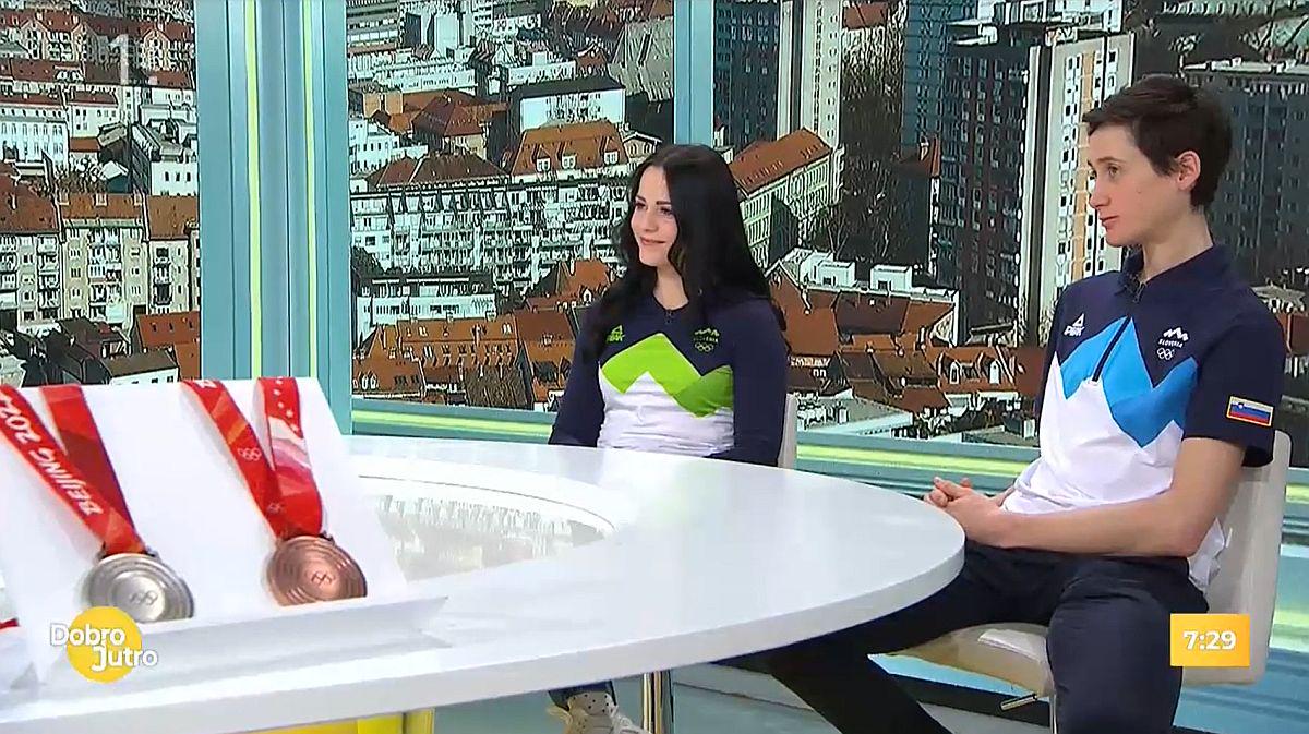 Gloria Kotnik in Cene Prevc sta v studio prinesla olimpijski medalji. Foto: MMC RTV SLO