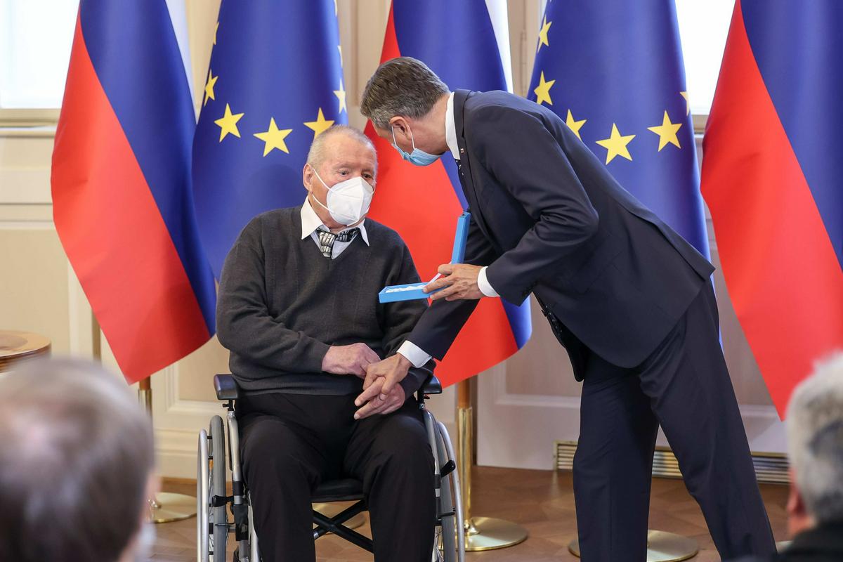 Jožeta Trošta je lani takratni predsednik republike Borut Pahor odlikoval z redom za zasluge za življenjsko delo in pečat, ki ga je pustil v slovenski zborovski glasbi. Foto: Nebojša Tejić/STA