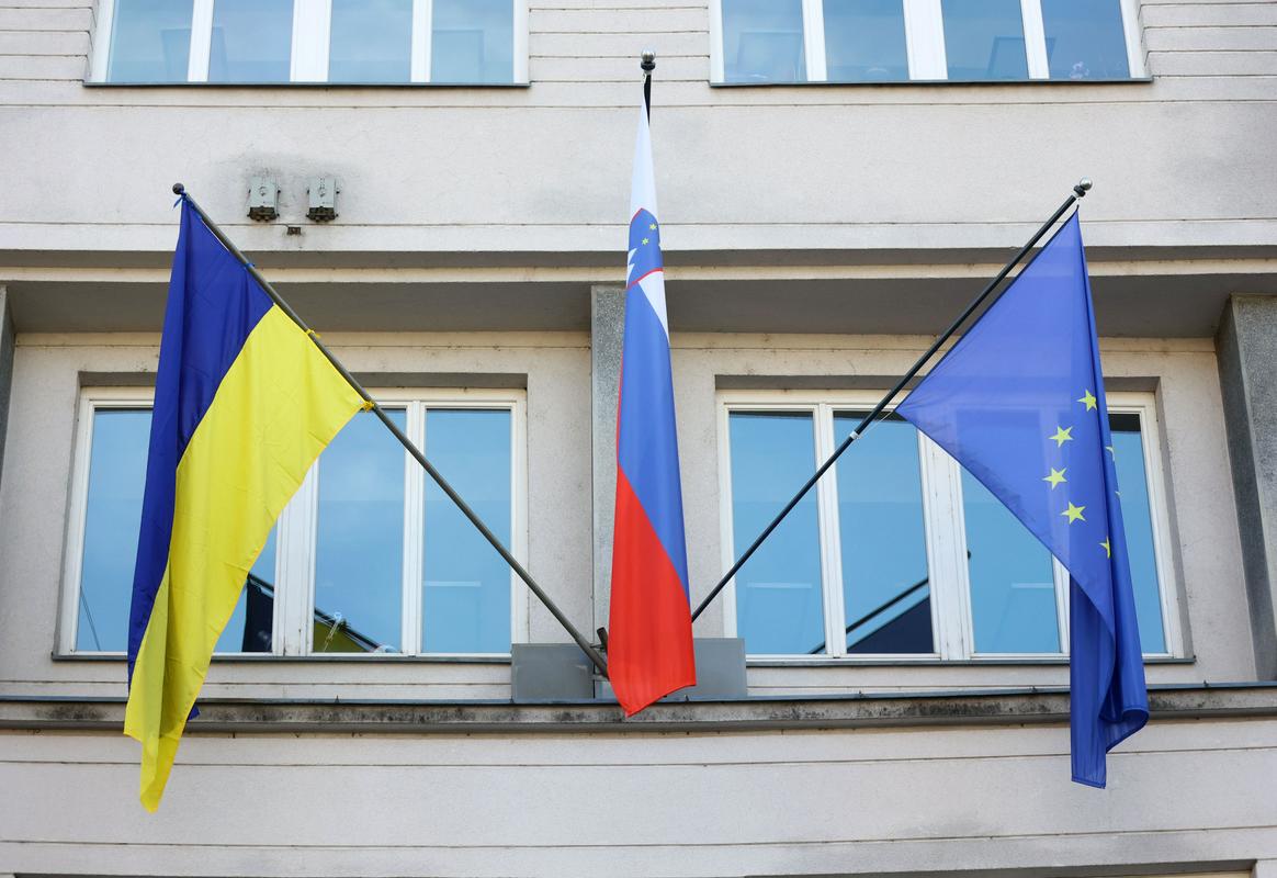 Na stavbi vlade ob slovenski in evropski plapola še evropska zastava. Foto: BoBo