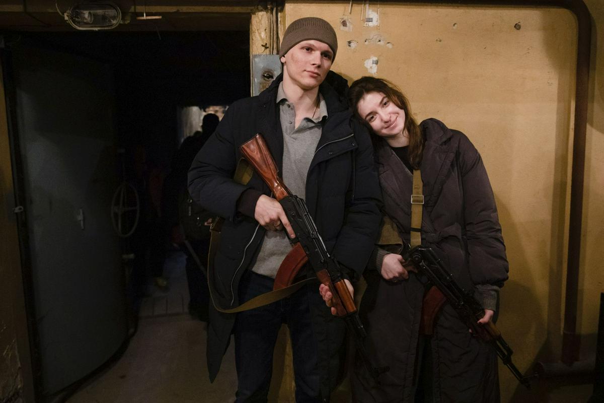 V Ukrajini je ob splošni mobilizaciji za orožje prijel tudi mladi par. Foto: EPA