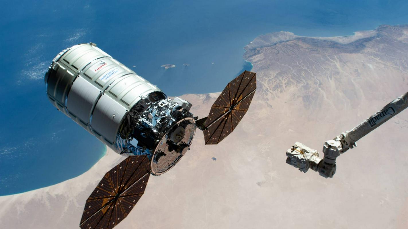 Tovorna vesoljska ladja Cygnus se bo nekaj časa zanašala na Falcone 9. Foto: NASA Johnson
