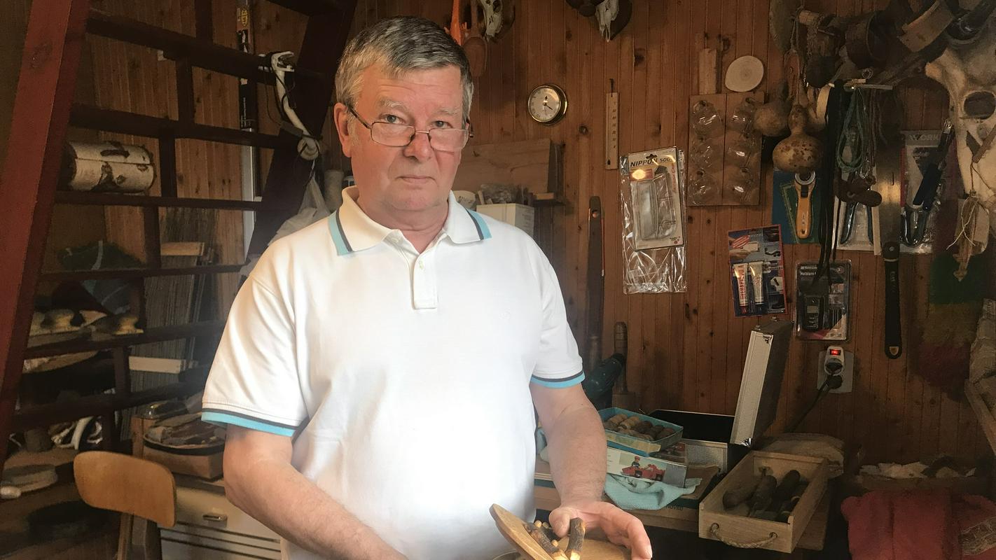 Skáfár József fafaragó műhelyében