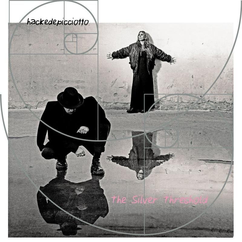 Avtor fotografije na naslovnici albuma The Silver Treshold je Sven Marquardt, znameniti varnostnik na vhodu berlinskega nočnega kluba Berghain, ki je dejaven tudi kot fotograf. Foto: Mute