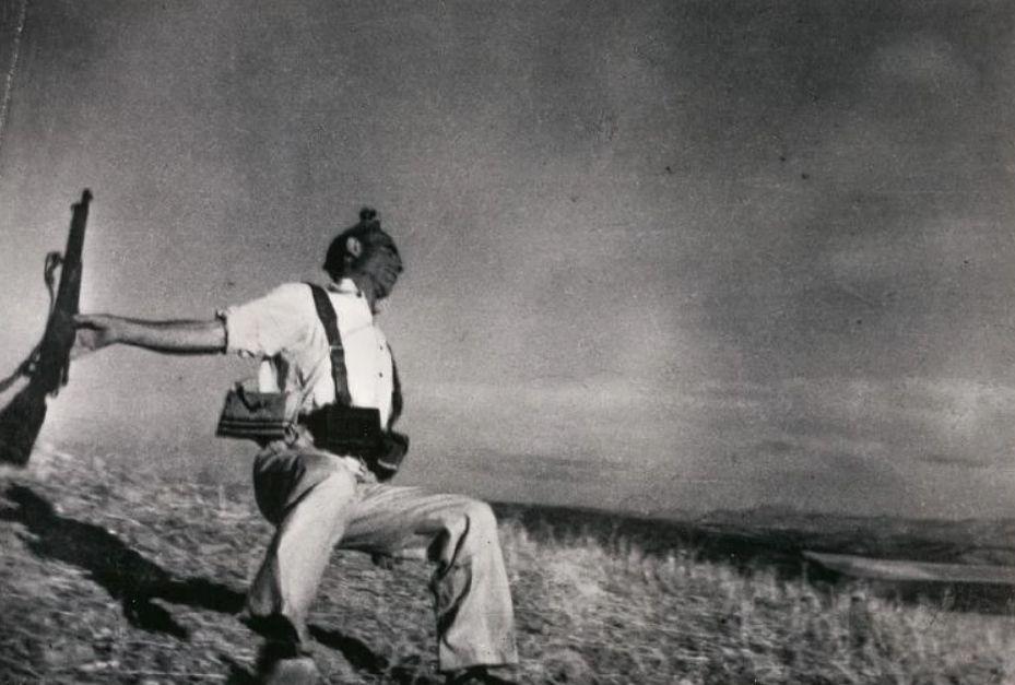 Slovita fotografija Roberta Cape padlega vojaka med špansko državljansko vojno naj bi bila ena najbolj znanih insceniranih vojnih fotografij. Foto: Wikipedia