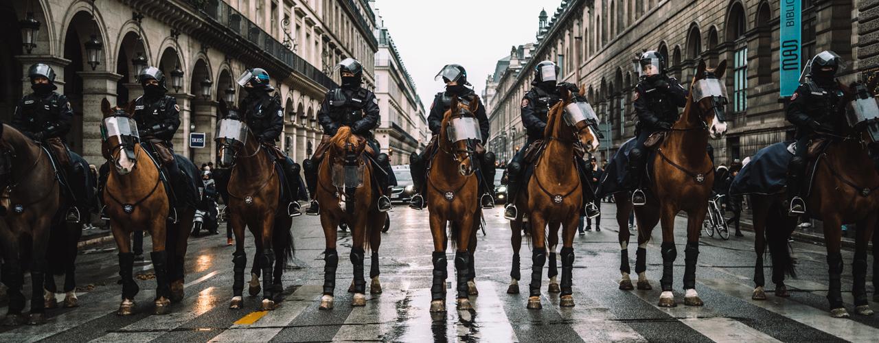 Ob množičnih protestih t. i. rumenih jopičev po Franciji leta 2018 in 2019 je nastal dokumentarec Država, ki se lepo vede, ki spregovori o oblastniškem nasilju nad lastnimi državljani. Foto: FDF