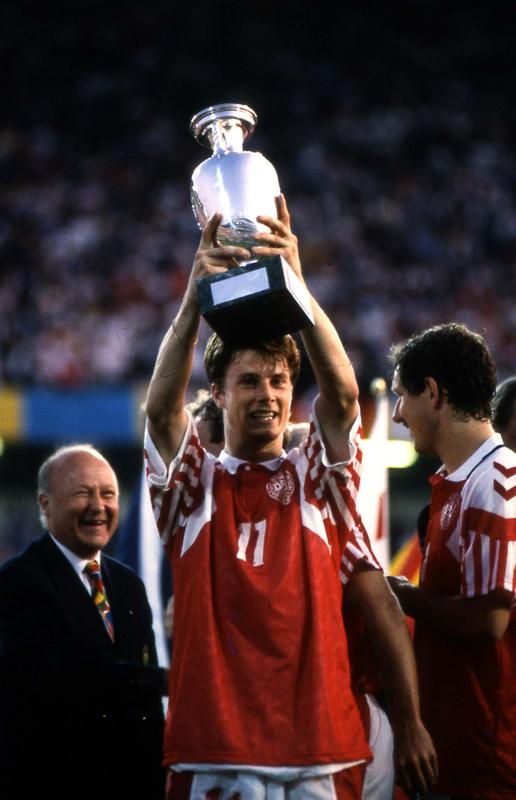 Brian Laudrup s pokalom za evropske prvake v nogometu, ki ga je Danska osvojila kot rezerva po izključitvi Jugoslavije. Foto: AP