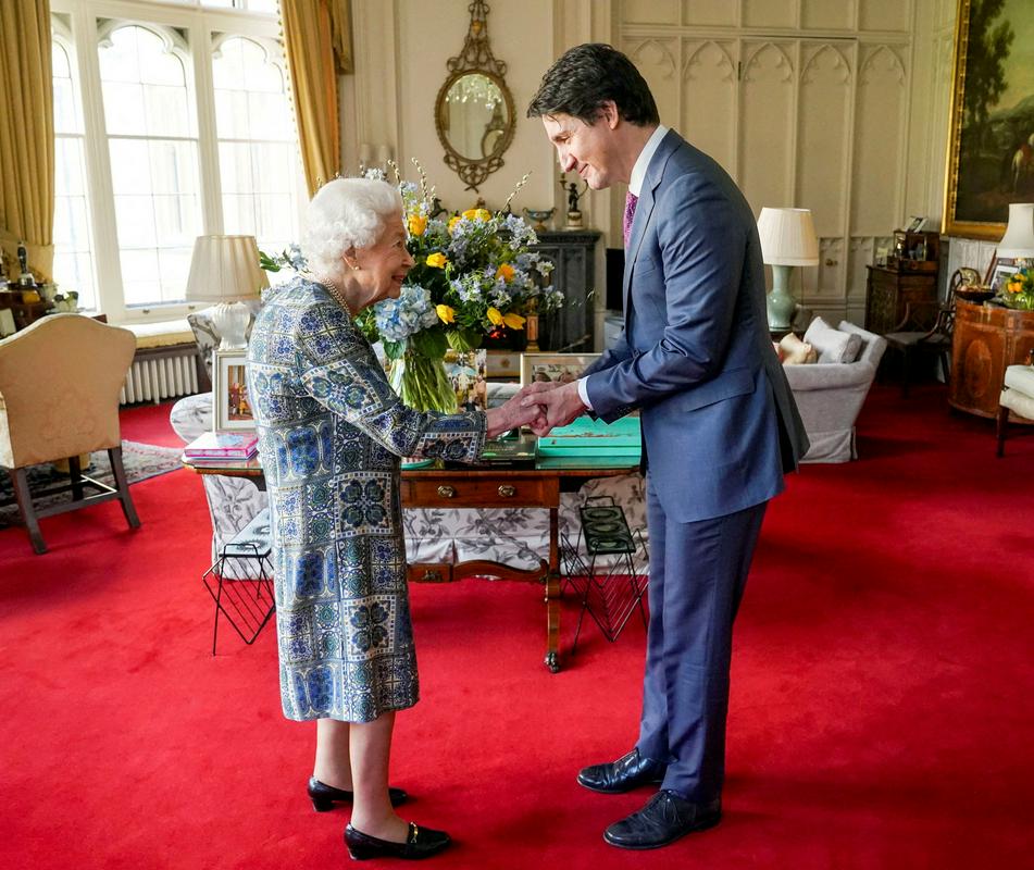 Kanadski premier je prvi, ki ga je kraljica sprejela, od kar je februarja prebolela covid-19. Foto: EPA