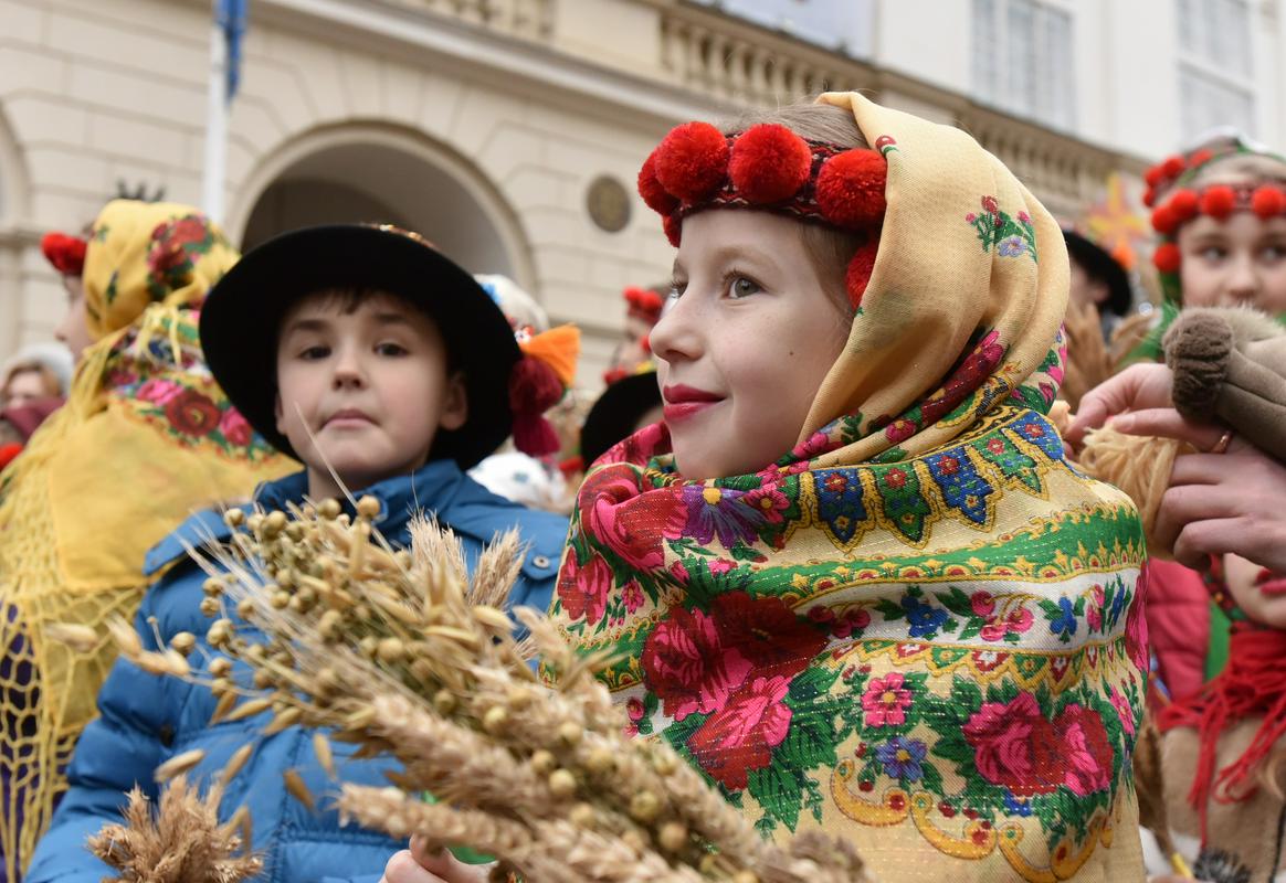 Ukrajinci s snopi pšenice na paradi ob pravoslavnem božiču leta 2018 v mestu Lvov. Foto: EPA