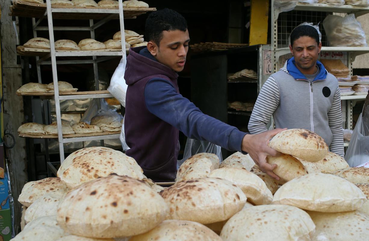 Pekarna v Kairu. Egipt je največji svetovni uvoznik pšenice iz Ukrajine in Rusije. (Vir: Al Džazira) Foto: EPA