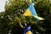 V Franciji – in svetu – eksplodiralo povpraševanje po ukrajinskih zastavah