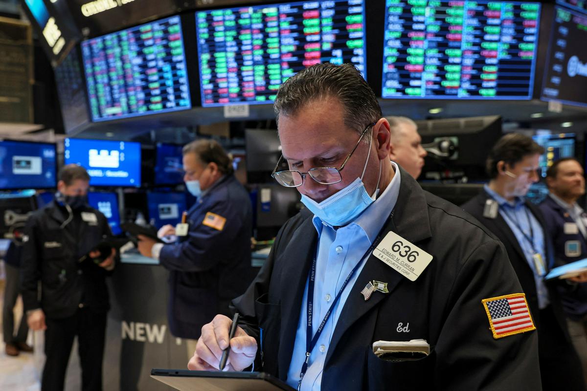 Dow Jones (35.294 točk) je v torek porasel petič zapored in končal nad 35.250 točkami. Marec bo, kot kaže, prvi pozitivni mesec letošnjega leta na newyorških borzah. Predvsem indeks Nasdaq (14.619 točk) se je lepo odbil od dna. Potem ko je bil na začetku meseca v medvedjem območju (od rekorda je bil oddaljen več kot 20 odstotkov), je od tedaj porasel za več kot 15 odstotkov. Tesline delnice so bile pred dvema tednoma vredne le 766 dolarjev, a so hitro splezale vse do 1100 dolarjev, s čimer je tržna vrednost podjetja spet nad bilijonom dolarjev. Foto: Reuters