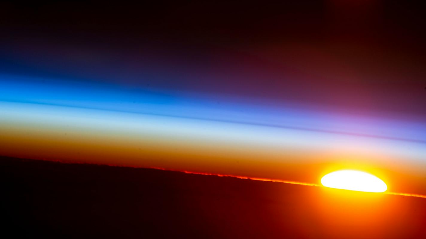 Sončni vzhod z Mednarodne vesoljske postaje. Foto: NASA Johnson