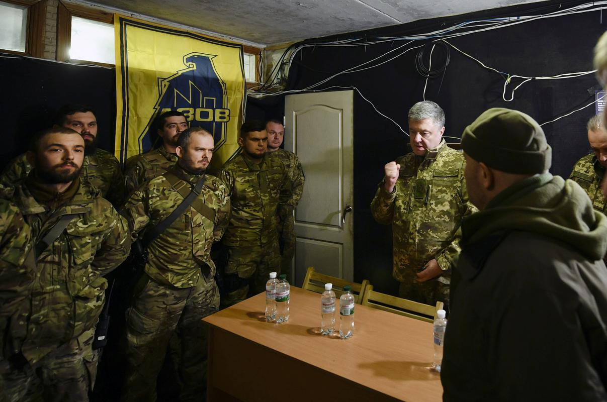 Nekdanji ukrajinski predsednik Petro Porošenko s pripadniki bataljona Azov. Foto: AP