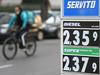 V Italiji za liter bencina že 2,40 evra. Francija bo voznikom dala popust 0,15 evra na liter goriva.