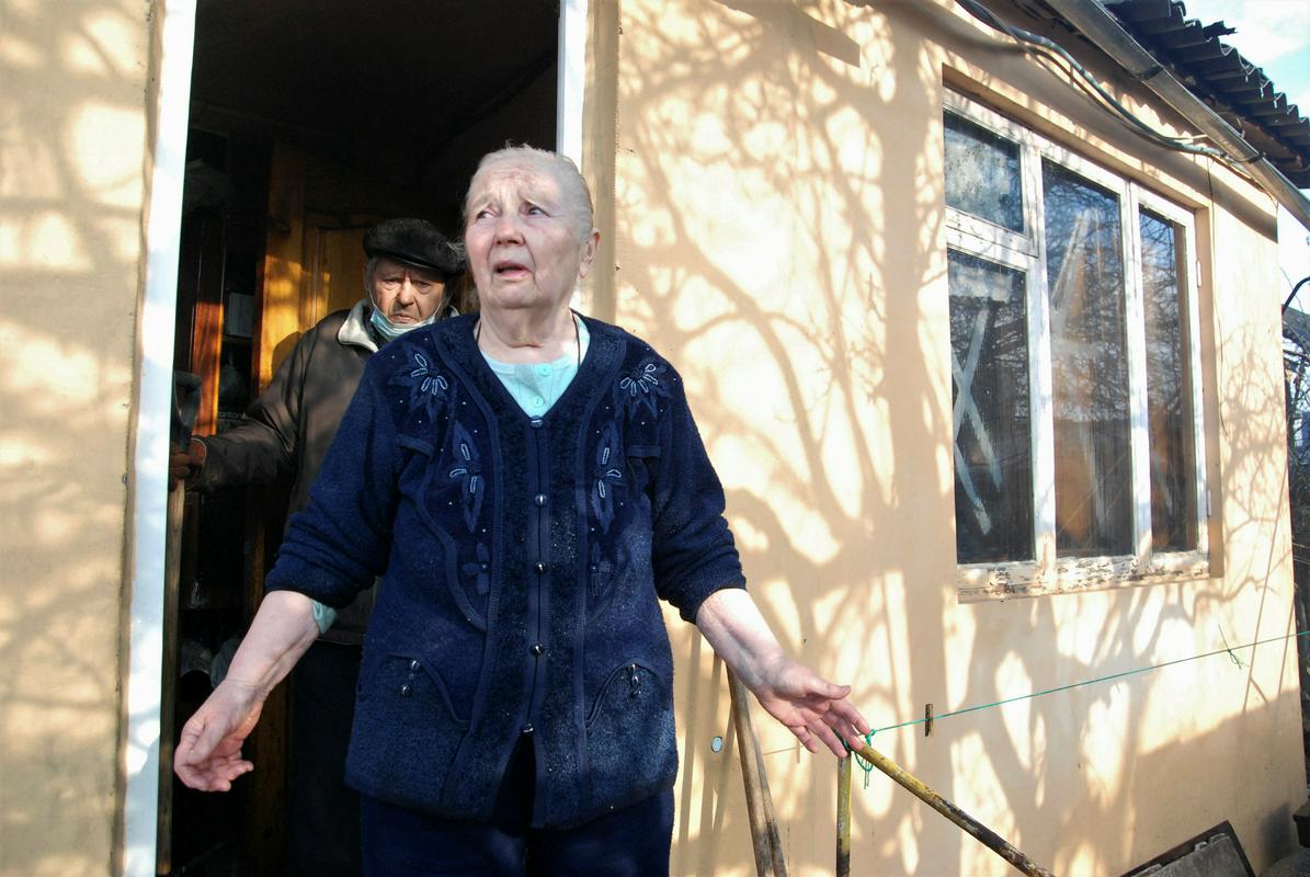 Prebivalka Harkova, katere hišo so zadeli streli. Foto: Reuters