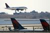 Letalski prevozniki že grozijo z višjimi cenami letalskih vozovnic