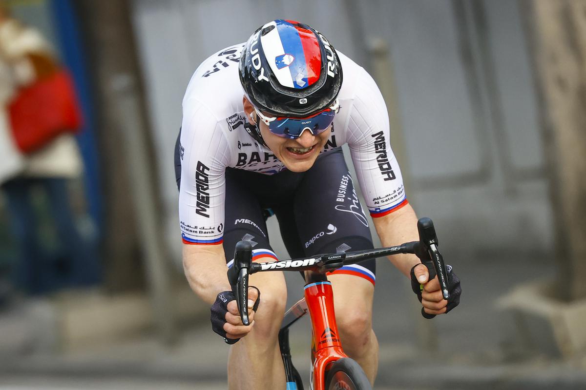 Matej Mohorič je lani postal tretji Slovenec z zmago na kolesarskem spomeniku in slovenskemu kolesarstvu po Liegeu in Lombardiji prinesel zmago še v Sanremu. Foto: RCS Sport