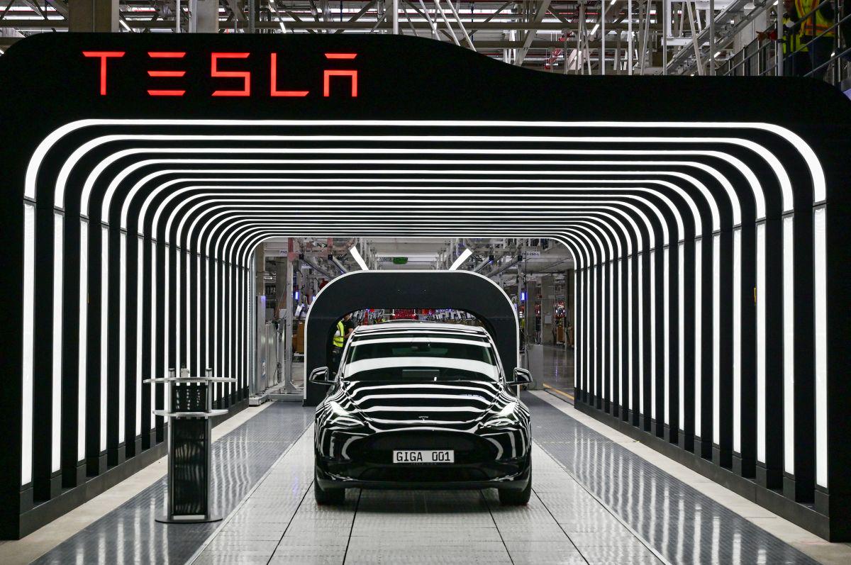 Tesla je v letu 2022 dostavila 1,3 milijona vozil, kar je 40 odstotkov več kot leta 2021, a vendarle so se v zadnjem četrtletju pokazale težave, saj je Tesla dostavila 405.278 vozil, kar je precej manj od pričakovanj (431.000). Ob krutem padcu Teslinih delnic je prvi mož podjetja Elon Musk izgubil že toliko premoženja kot še nihče pred njim, od novembra 2021 do danes več kot 200 milijard dolarjev! Foto: Reuters